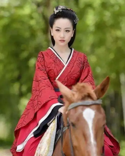 39岁杨蓉再被于正拉去演女二剧照曝光后,颜值不输双女主