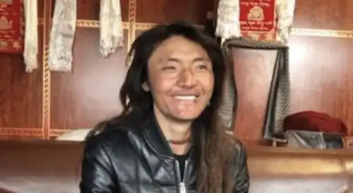 丁真舅舅也走红,长相酷似郑伊健是村里的村草
