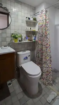 简约温馨二居室卫生间瓷砖背景墙装修效果图片
