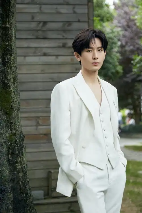 成毅唐周扮相全网好评,妆发仙帅,新剧被优酷打包
