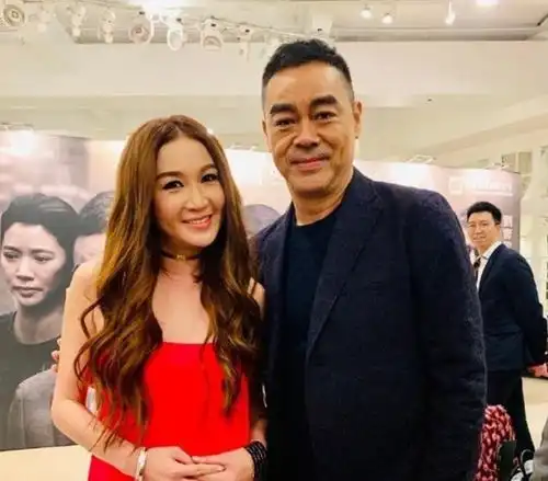 温碧霞分享一组刘德华旧照,纯素颜出镜的天王,一脸单纯青涩模样
