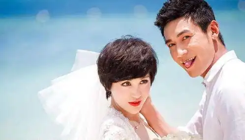 鲍蕾携一对女儿探班陆毅,一家四口纯素颜照曝光,网友长得真像
