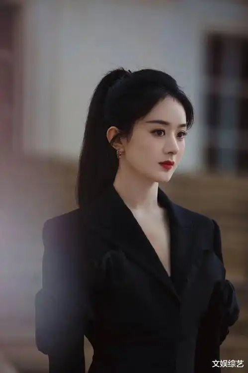 赵丽颖晒西装造型,美丽而又优雅的身姿,再也找不回村姑形象
