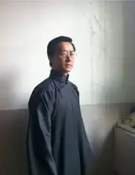 韩庚新造型照外泄穿长袍戴眼镜酷似建党
