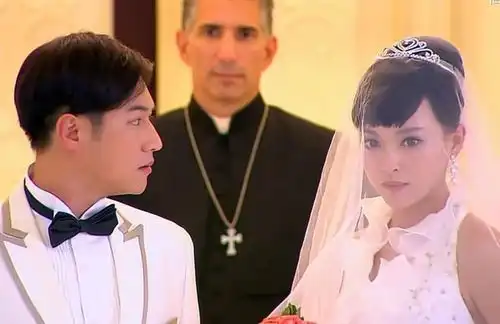 三看乱世佳人我发现莲心对贺天早就动心了,拒绝他是因为害怕
