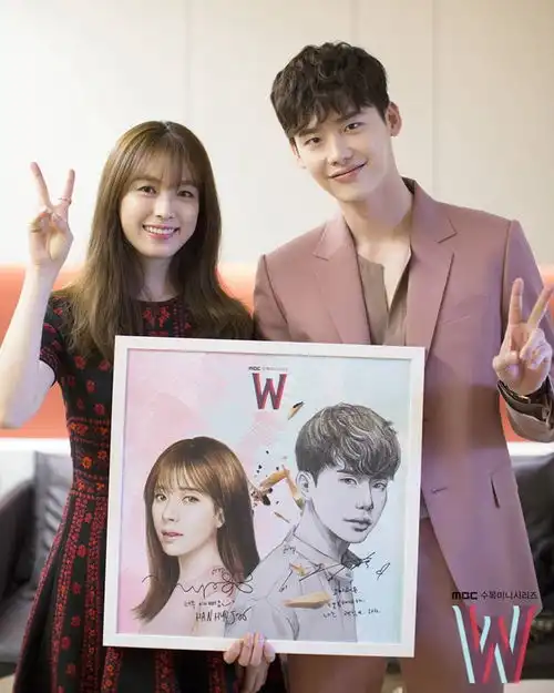 韩剧w两个世界正在热播想将基础款的单品穿出时尚感快来向李钟硕取取经吧