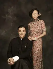 章子怡胭脂扣剧照,旗袍造型不失妩媚