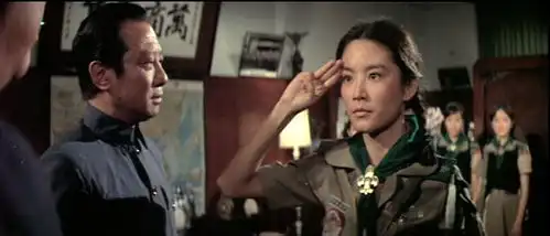 我记得有一个由三体改编的美国电影,大致和三体剧情类似那个电影前面什么的我忘了,后面就是外星