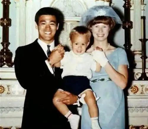 李小龙去世后,为何他的徒弟执意要娶他的老婆真相令人唏嘘
