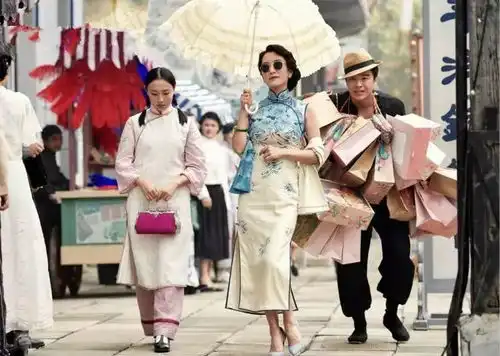 海藻李念转身变阔太,旗袍装尽显熟女诱惑
