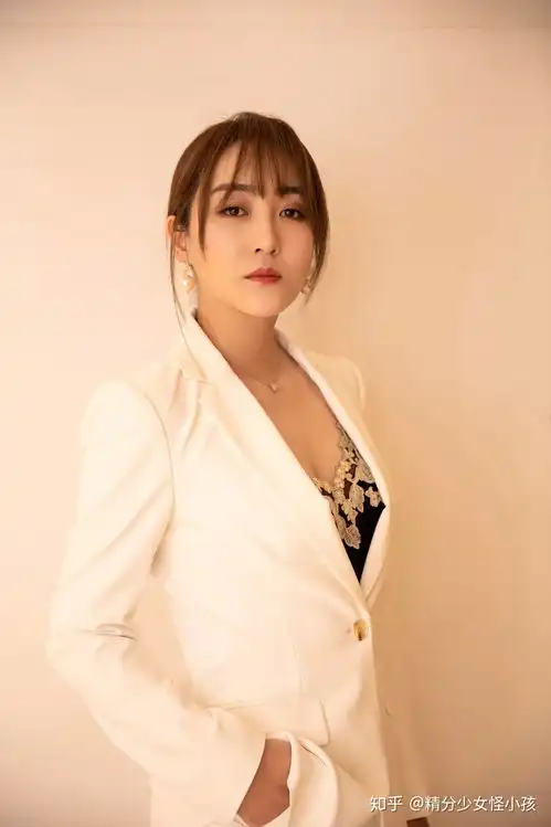 高姝瑶穿白色套装亮相时尚盛典又美又飒大秀天鹅颈