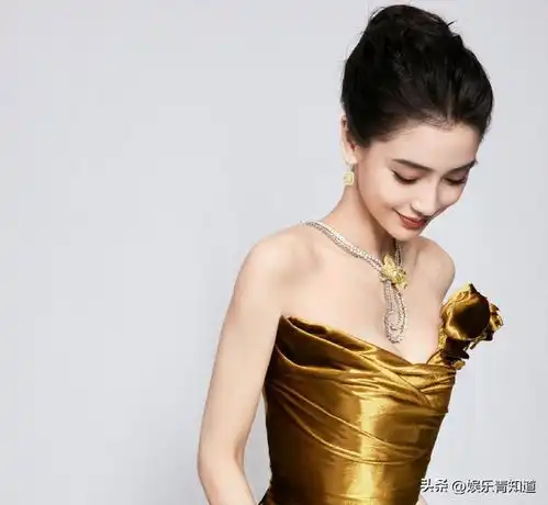 超模也有副乳何穗红毯礼服开叉开到尾巴根
