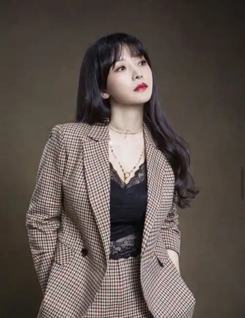 柳岩这身材太适合穿旗袍了,完美展示s形腰线,曼妙身姿太美了