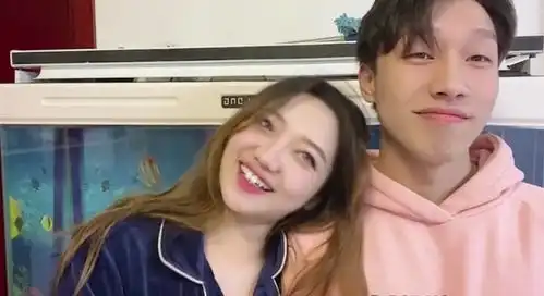 快乐星球冰柠檬公开恋情男友撞脸德云社烧饼,被嘲颜值低不相配
