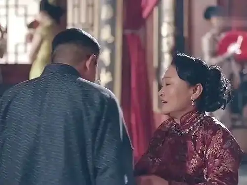 特务兄弟进去办事遭门卫拦截,结果拿出金条,门卫的态度秒怂