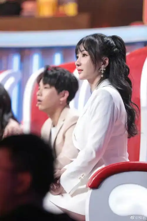 柳岩白色西装简约大方高马尾辫尽显青春活力