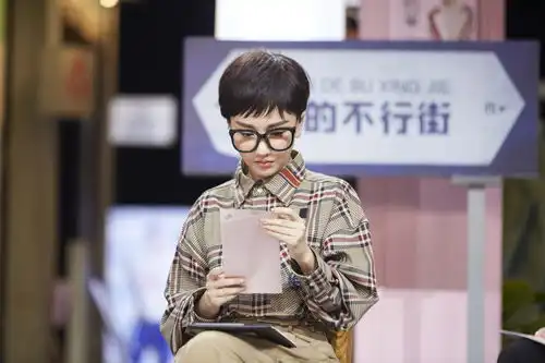 杨蓉明星大侦探变身假小子推理在线自信获好评
