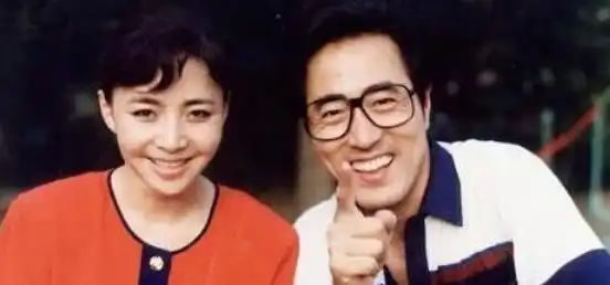 他是公认的老戏骨,对徐帆恩重如山,儿子颜值爆棚也是圈内人