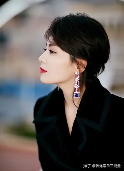 刘涛绿洲晒港风复古大片,碎花裙配卷发风情有韵味,她一直迷人