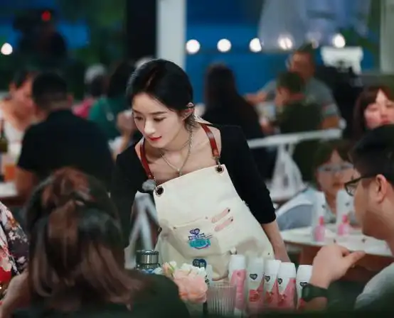 赵丽颖变文静之后真让人刮目相看,不仅很有气质,还带着慈母样