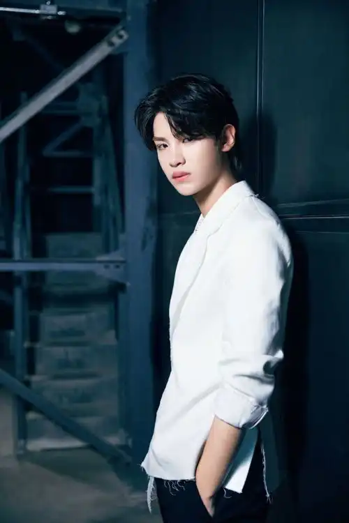 201129黄明昊宇宙打歌中心剧照释出今天中午12点来接收一份永不失联的爱吧
