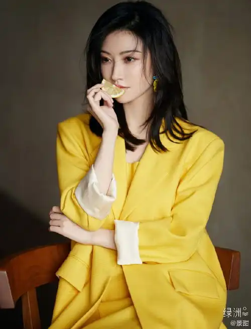 景甜穿柠檬黄西装配同色短裙秀纤细长腿
