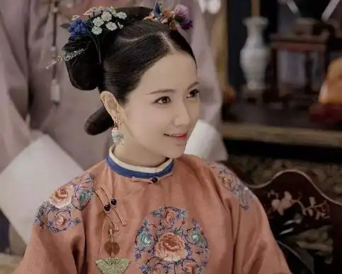 她为引乾隆注意,夜里在御花园里唱曲,令乾隆沉迷屡次翻牌子