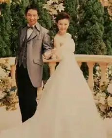 她是赵薇亲妹妹,却视姐姐为仇人,惨遭多人猥亵,如今嫁入豪门了