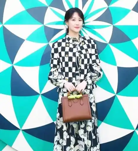 大长今李英爱不显老,穿印花长裙如少女一般,婴儿肌抢镜
