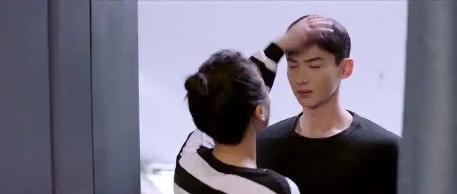 你是我的城池营垒米佧出来直接一个亲吻,邢克垒受宠若惊
