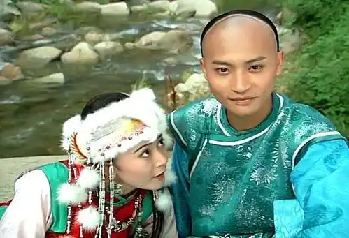 小燕子老了,尔康也老了,紫薇也有了皱纹,唯他容颜不老似18岁