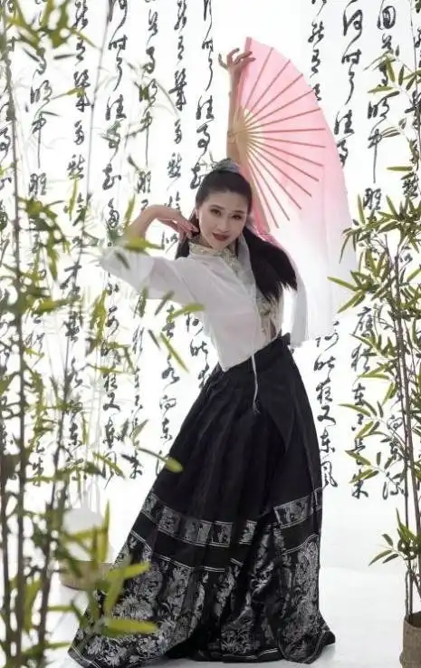 中国歌舞编导夏冰剧照竹扇书清风