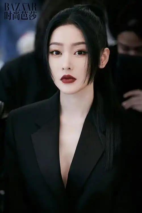 张天爱在飞机舱内晒自拍长发美甲尽显御姐诱惑