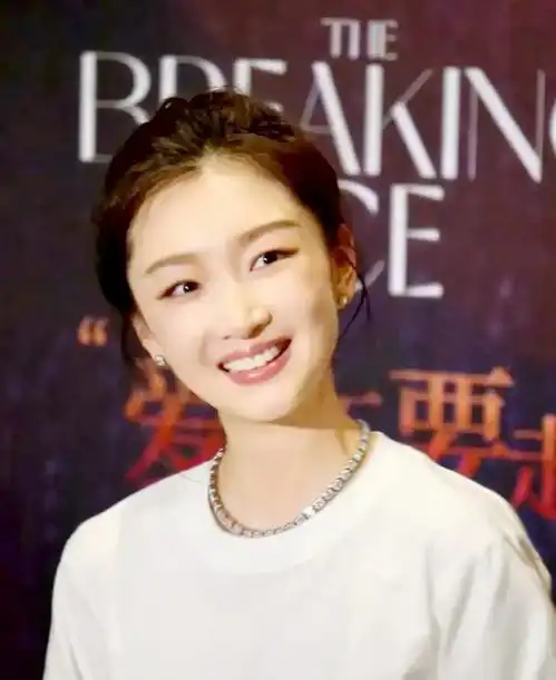 周冬雨颜值大变疑整容,眼角拉开脸上饱满,丑小鸭终于变成白天鹅