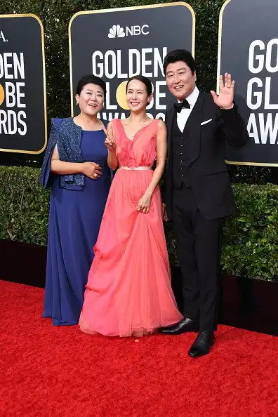 组图奉俊昊携寄生虫剧组亮相金球红毯宋康昊西装尽显成熟范
