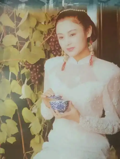 陈红和父母合影曝光,她整合了优势基因,网友完全不像一家人