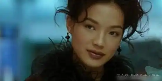 舒淇出演过几部经典动作片,她化身为一个美丽的女孩

