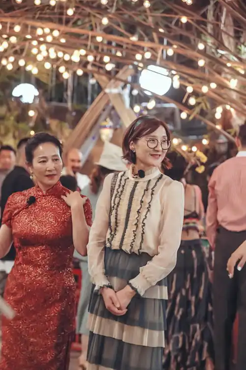 婆婆和妈妈伊能静黄圣依张萌重聚逛集市姜潮麦迪娜宫廷风造型吸睛