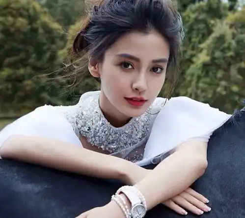 演技饱受吐槽的baby给雷佳音颁奖,网友评论炸了
