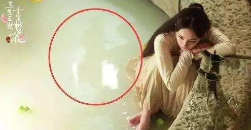 尴尬的穿帮镜头盘点,江一燕露了啥担心滑落时刻用手提着上衣
