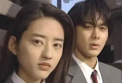 她是90一代的玉女,巅峰时超凡脱俗,如今跌下神坛,落到这般结局
