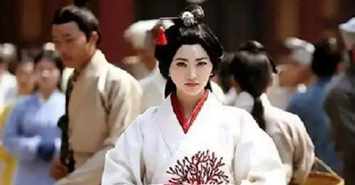 女孩生后3天3夜不哭,算命先生将来是个皇后,但也是个祸害