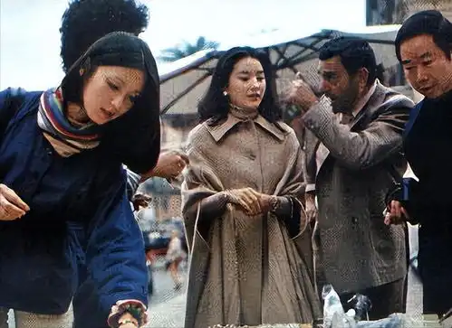 偶然看到林青霞和胡因梦1977年的同框照片,才懂眉眼好看的重要性
