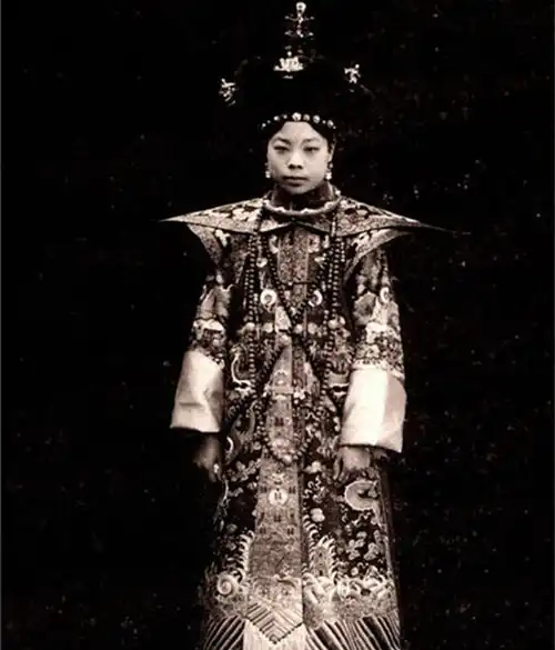 1953年一女环卫工突然去世,丈夫痛哭娶到大清皇妃,是我的荣幸
