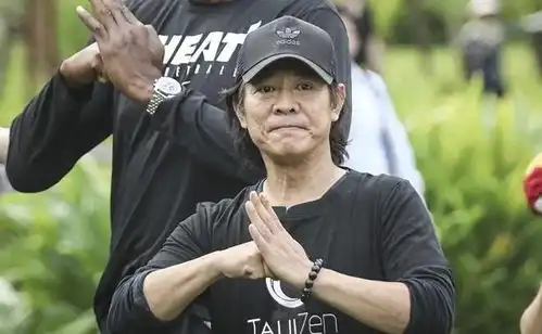 61岁李连杰和70岁成龙都已老得一塌糊涂,64岁的费翔依然帅得坚挺