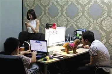 揭秘网络女主播蜗居十平米小屋与电脑为伴组图
