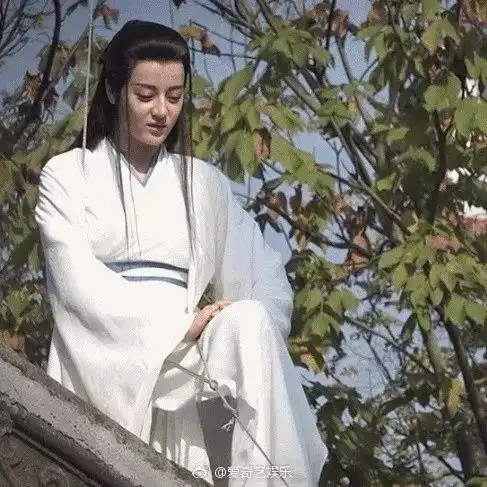 迪丽热巴新剧造型长发飘飘格外俊朗女扮男装都这么美
