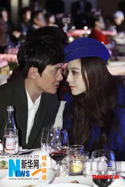 范冰冰甜蜜空姐造型亮相与冯绍峰贴面热聊
