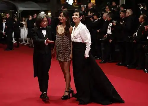 吴君如惊喜现身戛纳58岁真实状态女神气场全开