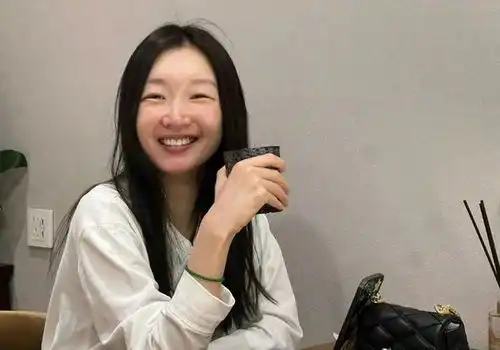 周冬雨亮相北影节,抬头向上看,眼角张开,眼睛变大了